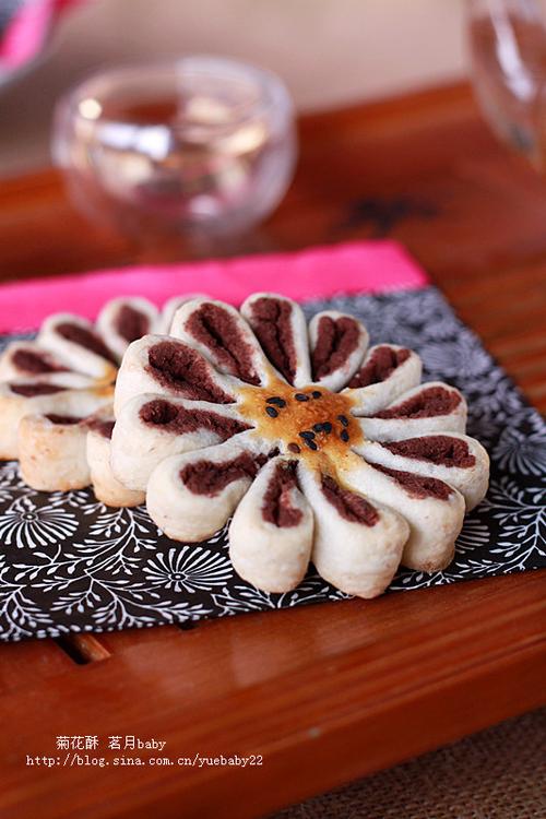 菊花酥是一种大众化的酥饼类糕点,外形美观,如盛开的菊花.